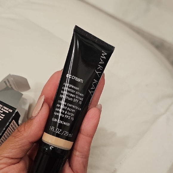 Mary Kay CC Cream -   Cream Correcto Cream Spf 15 Hidrant - Picture 2 of 5
